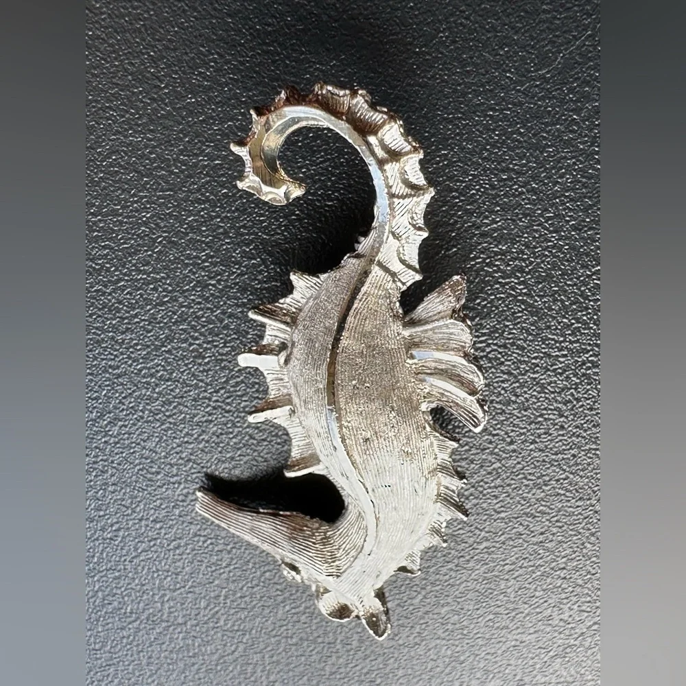vintage, silver-toned textured seahorse brooch